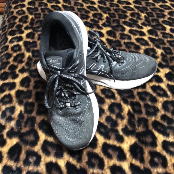 Women’s ASICS - Picture 2 of 3